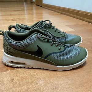 Women’s Nike tennis shoes